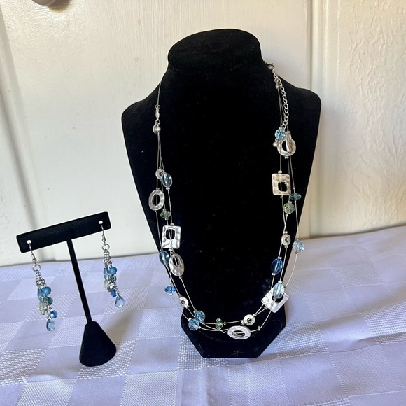 Women’s 3 Tiered Necklace Matching Earrings - Picture 3 of 6